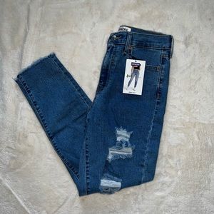 Women’s BRAND NEW Levi’s Mom jeans